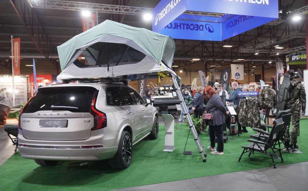 FOTO: no spininga un optikas līdz jahtām un bagijiem – izstāde “Outdoor Riga 2025” Ķīpsalā