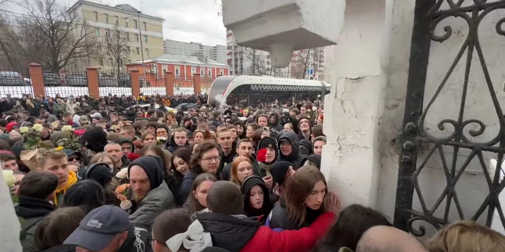 Тысячи людей пришли на прощание с Пашей Техником!