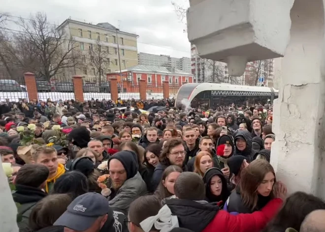 В Москве тысячи людей простились с Пашей Техником: толпы перекрыли улицы, некоторых полиция снимала с деревьев