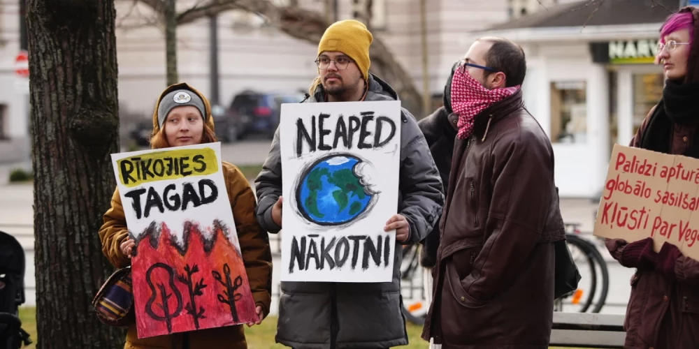 Aktīvisti pie valdības pieprasa nopietnu rīcību klimata labā.