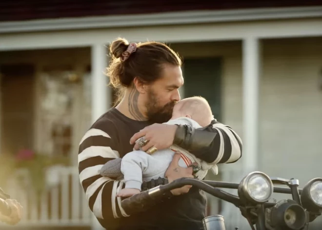 Džeisons Momoa un viņa krāsainās matu gumijas no zīda un samta.