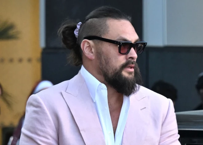 Supervaronis ar zīda matu gumiju, “Minecraft” pudeli un zaļo dzīvesveidu: Džeisons Momoa un viņa svētā trīsvienība