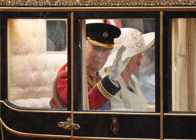 Karalis Čārlzs neatteiksies no troņa par labu princim Viljamam, uzsver karaļnama eksperti