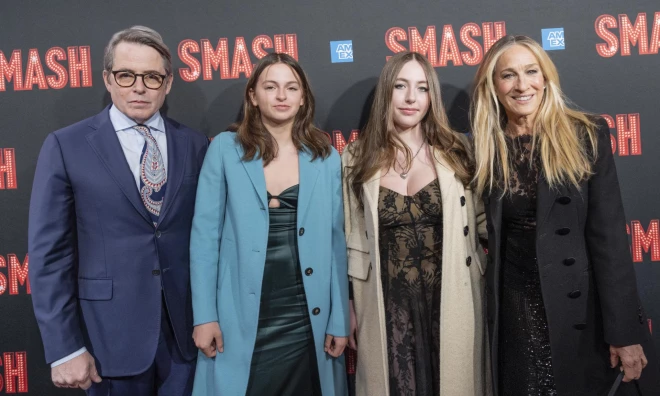 Dvīnes kopā ar vecākiem uz sarkanā paklāja.