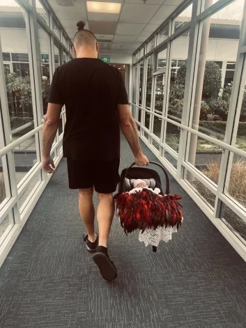 Внук актера Ник Вилсон со своей новорожденной дочерью в Новой Зеландии.