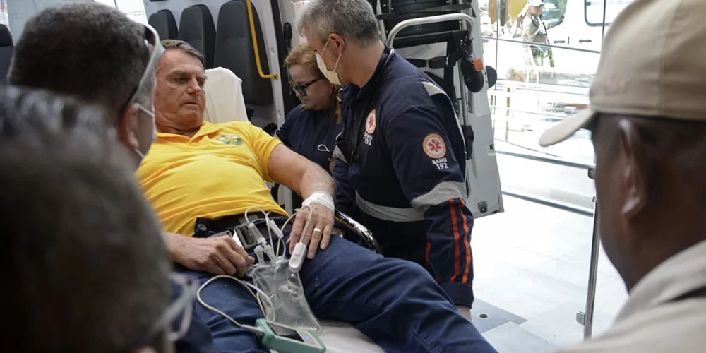 Piektdien slimnīcā tika nogādāts Brazīlijas eksprezidents Žairs Bolsonaru.