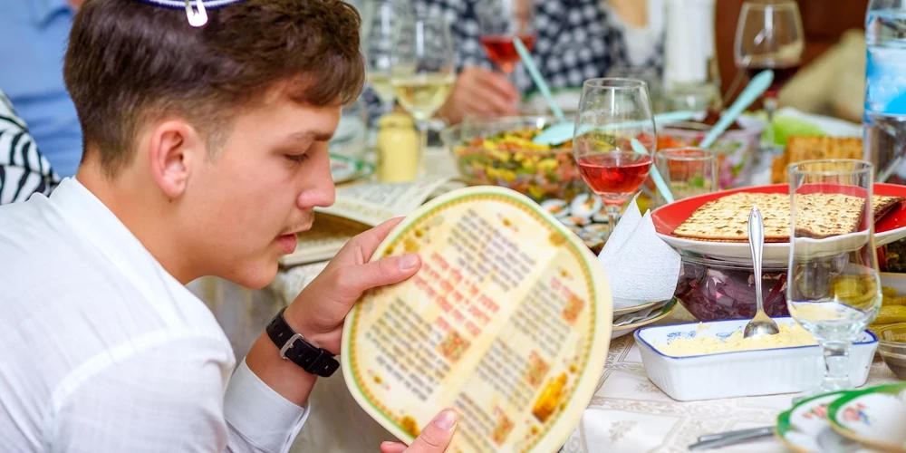 Еврейская семья празднует Песах.