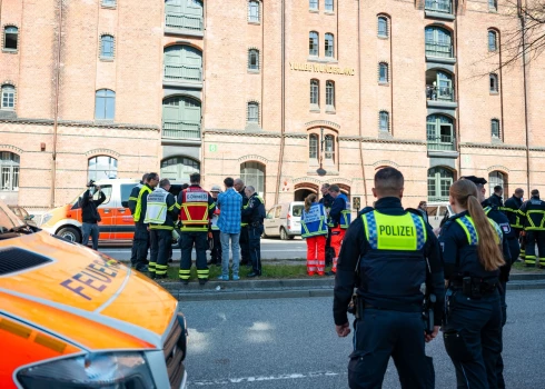 Ugunsdzēsēji evakuēja cilvēkus no ēkas Hamburgas Špaiherštadtas rajonā, taču pēc pusstundas atļāva cilvēkiem atgriezties izstādē.