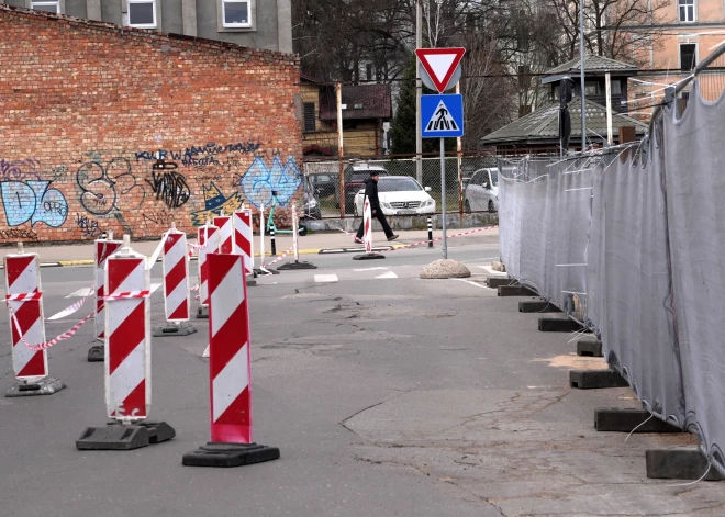 Būvdarbu dēļ izveidojies iesēdums Lielgabalu ielā.