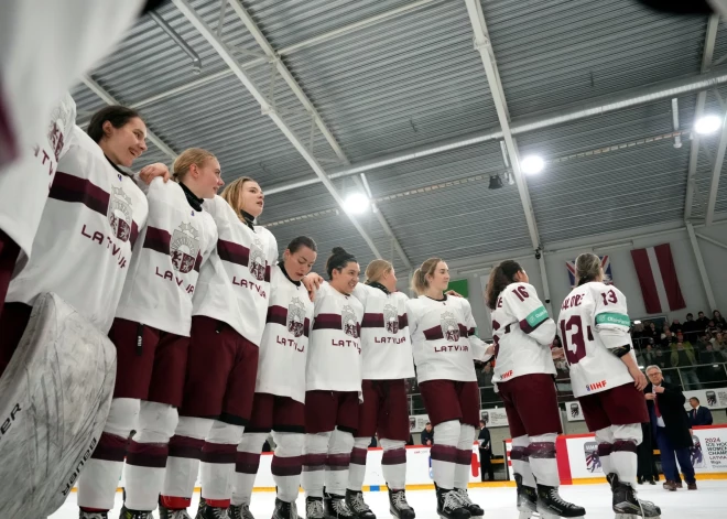Latvijas hokejistēm bezierunu sakāve mačā par līderpozīciju grupā