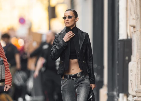 Беллу Хадид заметили в Париже 12 апреля 2025 года, когда она покидала съемочную площадку шоу The Beauty. Модель выглядела безупречно стильно в сочетании денима и черной кожи, продемонстрировав элегантный и одновременно повседневный образ.