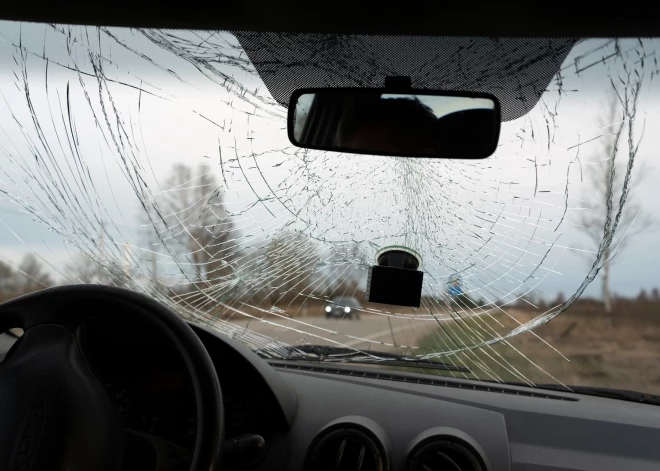 Tukuma novadā apgāzies un aizdedzies auto – šoferis iet bojā