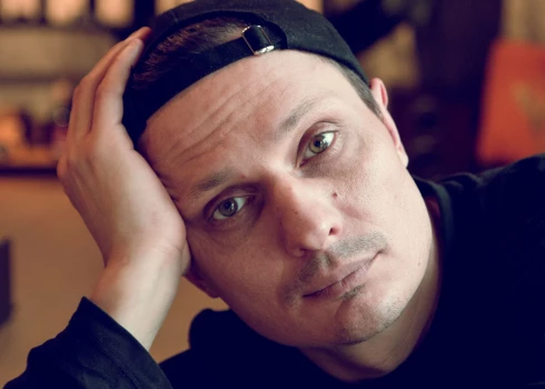 «Было чувство несправедливости — почему я нахожусь в неправильной стране, ведь я же русский. Казалось, что мой дом там...» - так о своем детстве вспоминает Вадим Богданов.