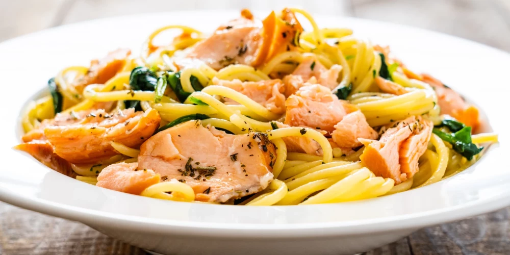 Spageti ar lasi saldā krējuma mērcē