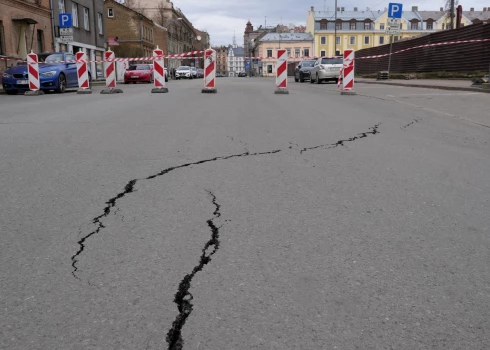Из-за строительных работ на улице Тербатас образовалась просадка.