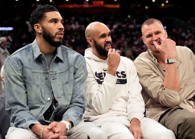 Kristaps Porziņģis no malas noskatās, kā "Celtics" NBA regulāro čempionātu noslēdz ar uzvaru pār "Hornets"