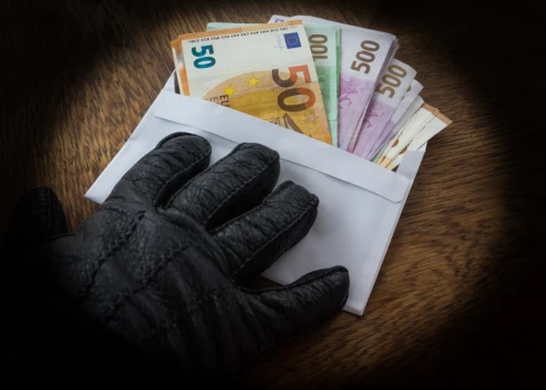 Latvijā ēnu ekonomika samazinās, taču joprojām pārsniedz Igaunijas un Lietuvas līmeni.