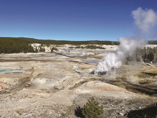 Aijasprāt, skaistākā vieta pasaulē Porcelāna gultne Jeloustonā, Porcelain Basin Hot Springs.