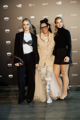 1  Skudriņas pašas sev kombinējušas tērpus uz modes skatēm. Mamma Gundega ļaujas ekstrēmākam stilam, bet meitām patīk sievišķība un elegance.  2  Gundegas vecākā meita Gerda Jasmīna šogad absolvēs 12. klasi Rīgas Franču licejā, bet dvīņumāsas Gabriela Matilde un Grēta Emīlija (attēlā) mācās 7. klasē.