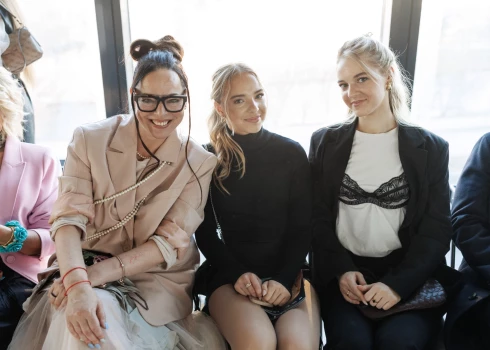 Skudriņas pašas sev kombinējušas tērpus uz modes skatēm. Mamma Gundega ļaujas ekstrēmākam stilam, bet meitām patīk sievišķība un elegance. 2 Gundegas vecākā meita Gerda Jasmīna šogad absolvēs 12. klasi Rīgas Franču licejā, bet dvīņumāsas Gabriela Matilde un Grēta Emīlija (attēlā) mācās 7. klasē.