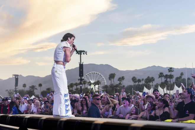 22 gadus vecais amerikāņu dziedātājs Bensons Būns uz “Coachella” festivāla skatuves izpildīja ikonisko dziesmu "Bohēmista rapsodija" ("Bohemian Rhapsody").