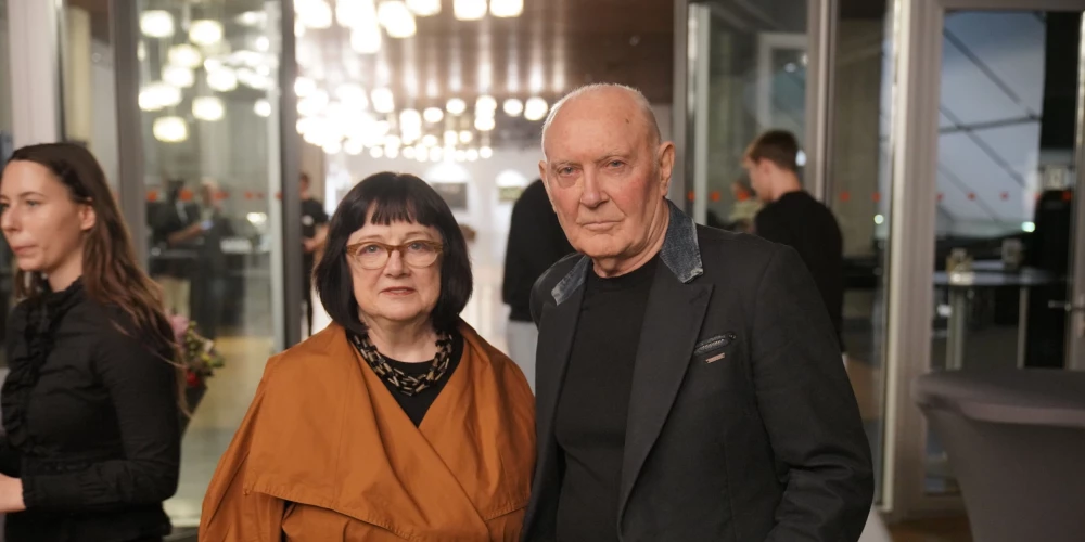 Dailes teātra aktieris Juris Bartkevičs ar mīļoto sievieti biznesa lēdiju Baibu Rubesu ir kopā jau vairāk nekā 25 gadus, un kopābūšanas burvību abi turpina izbaudīt, ejot uz randiņiem.