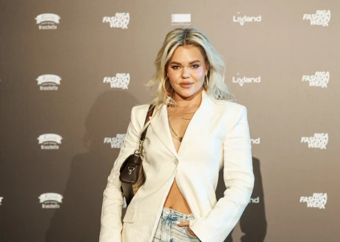 Uz Rīgas modes nedēļas skatēm Yana Bruk bija izvēlējusies tērpties gaišos pavasarīgos toņos. Fotogrāfa mudināta atvērt žaketes pogu, Yana paskaidroja, ka zem žaketes ir pilnīgi kaila.