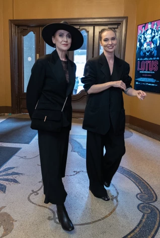 Aktrise Rēzija Kalniņa un dizainere Beāte Gleima.