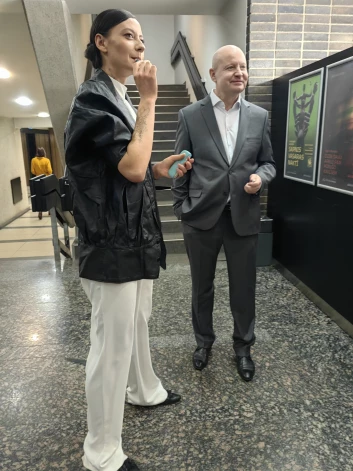 Abi gan vairākas minūtes pavadīja pie spoguļiem, veidojot kopbildes, gan jokoja un smējās.