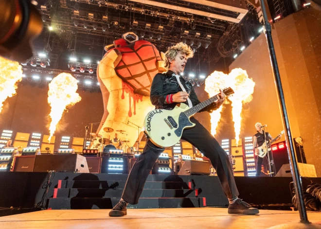 Aizdedzina palmu un aizvaino Trampu – kulta grupa "Green Day" "spridzina" uz skatuves "Coachella" festivāla laikā