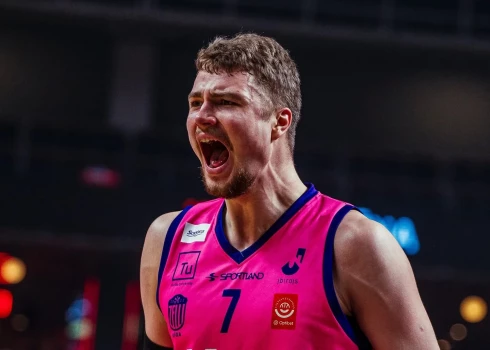 Krišs Helmanis Latvijas - Igaunijas basketbola līgas finālspēles laikā.