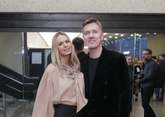 "Prāta vētras" mūziķa Māra Mihelsona sieva Laura uz teātri dodas ar ikonisku somiņu