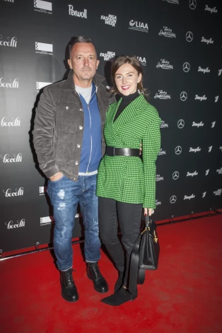 Uz 2018. gada pavasara/vasaras sezonai veltītās Rīgas modes nedēļas atklāšanu 2017. gada oktobra izskaņā zīmola MCouture dibinātāja Jūlija Malahovu ieradās ar vīru uzņēmēju Aleksandru Malahovu.