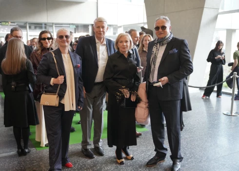 Lai arī Jānis Zuzāns Dailes teātrī ieradās priecīgs un smaidīgs, uz tumšā uzvalka fona sabintētais pirksts bija labi pamanāms.