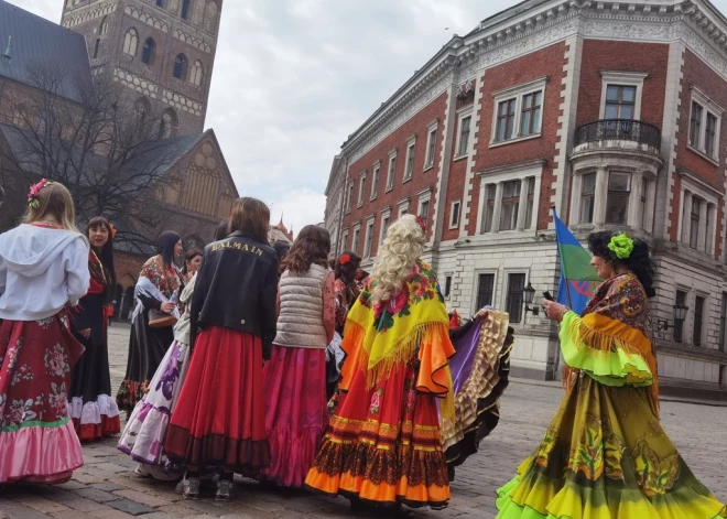 Rīgā šodien svin Starptautisko Romu dienu. Daļa no svētkiem - trakas dejas un ritmiski, smeldzīgi priekšnesumi pašā Rīgas sirdī!