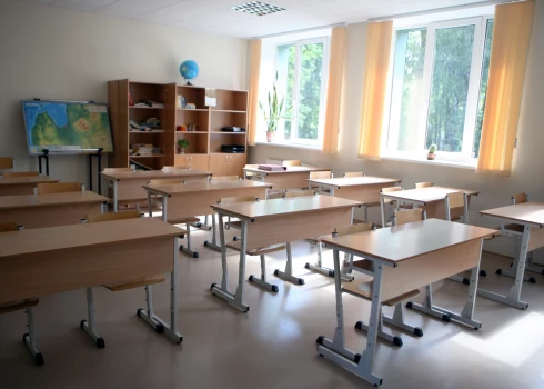 Pāreja uz augstāku centralizēto eksāmenu slieksni 9. klasēm ir atlikta līdz nākamajam gadam.
