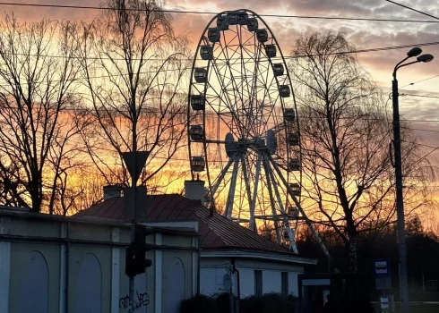 Колесо обозрения в лучах заката.
