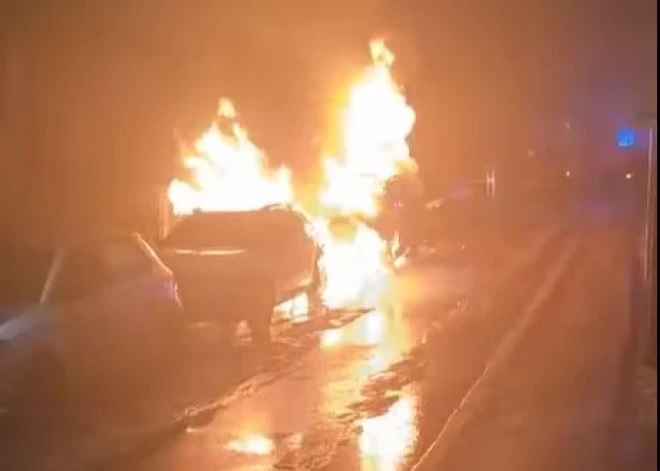 Конфликт между соседями: мужчина и женщина арестованы за поджог автомобилей в Вецмилгрависе