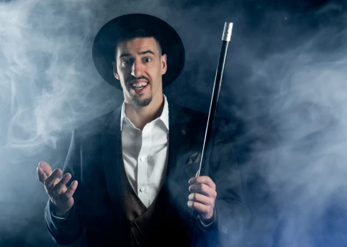 Edžus ir viens no zināmākajiem iluzionistiem Latvijā, 2022. gadā viņš sasniedza Ginesa pasaules rekordu, 3574 reizes stundas laikā ar vienu roku pārceļot kārtis. Rekords jau ir labots, bet Edžus neskumst un ir gatavs jauniem izaicinājumiem.