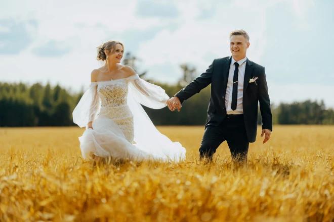 Artūrs ir precējies.