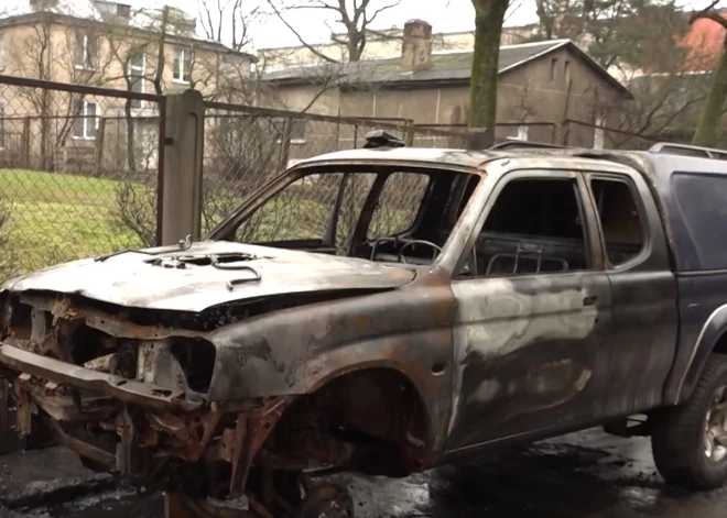 Aizturēti automašīnu dedzinātāji, kas iedzina bailes Vecmīlgrāvja iedzīvotājiem