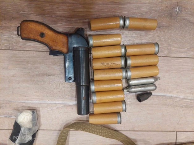 Pie aizturētajiem atrastie priekšmeti (foto: Valsts policija)