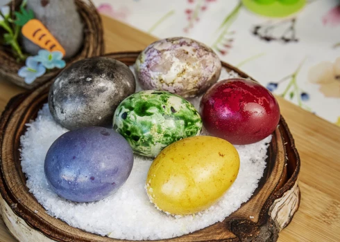 Lai iegūtu intensīvāku krāsu, ir svarīgi izmantot tumšākus dabiskos materiālus par pašu olu – piemēram, karkādes tēju. Publicitātes foto