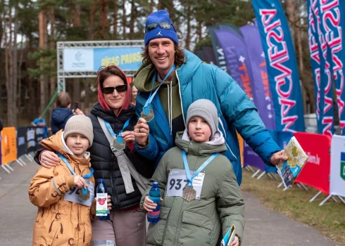 Dalībnieku vidū bija arī trīs olimpisko spēļu dalībnieks Aleksandrs Samoilovs ar ģimeni.