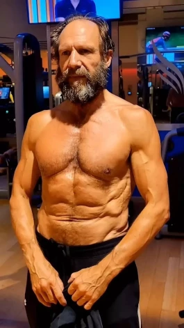 otogrāfijas uzņemtas trenažieru zālē, un Reifa sportiskā figūra izskatās kā vīrietim, kurš ir uz pusi vai pat divreiz jaunāks.