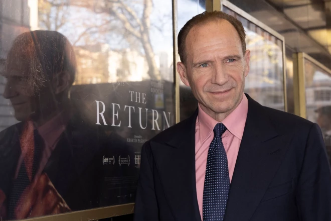 Aktieris Ralfs Fainss filmas "The Return" pirmizrādes vakarā Londonā šā gada 10. aprīlī.