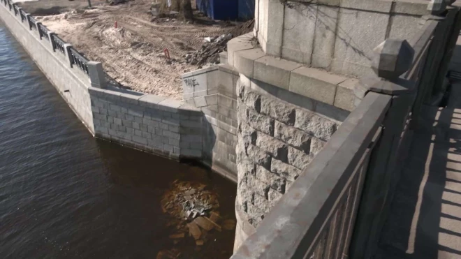 На левом берегу Даугавы в воде по-прежнему находятся строительные отходы.