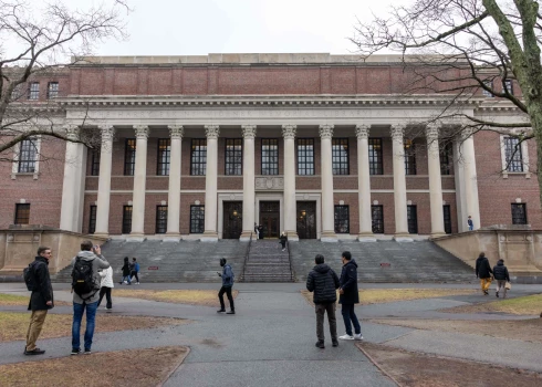 Hārvarda Universitātes federālais finansējums 2,2 miljardu dolāru apmērā iesaldēts par nepakļaušanos Trampa prasībām.