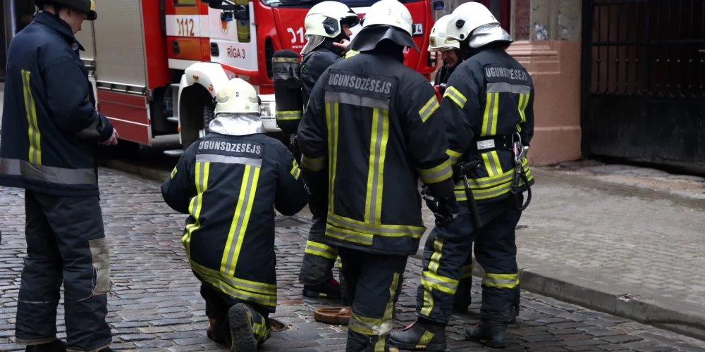 Pirmdien Rīgā plaši spēki iesaistīti nezināmas smakas izcelsmes noskaidrošanā.