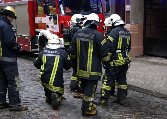 Vakardienas nezināmās smakas izcelsme Rīgā joprojām nav noskaidrota - piesaistīti pat bruņotie spēki